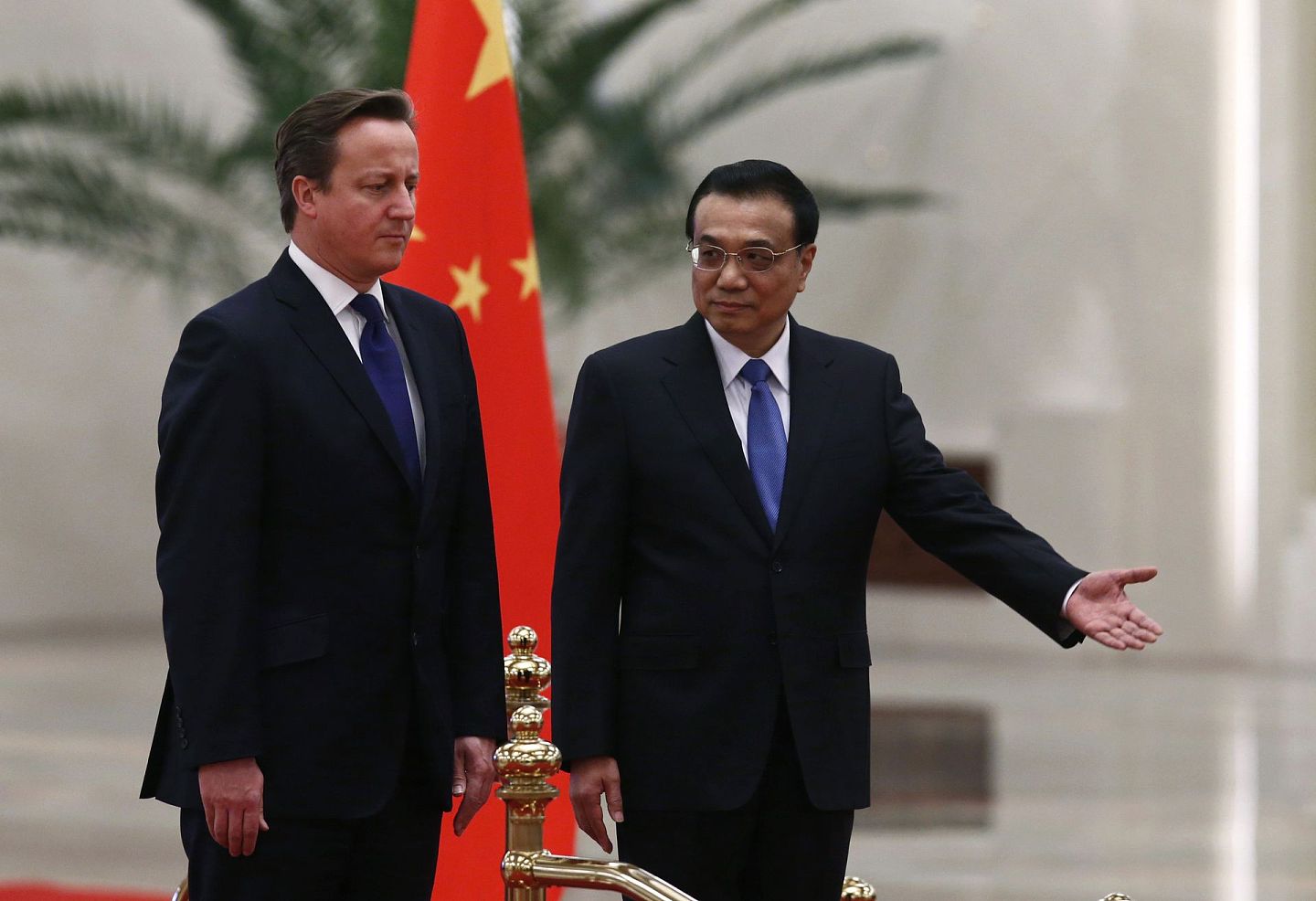 2013年12月2日，时任英国首相卡梅伦（左）开始对中国进行访问。（新华社）