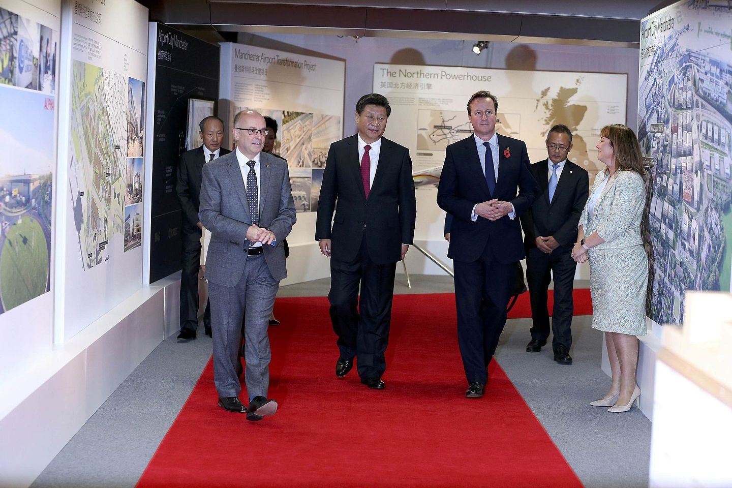 2015年10月23日，中国国家主席习近平（右四）在时任英国首相卡梅伦（右三）陪同下，参观曼彻斯特空港城项目。（AP）