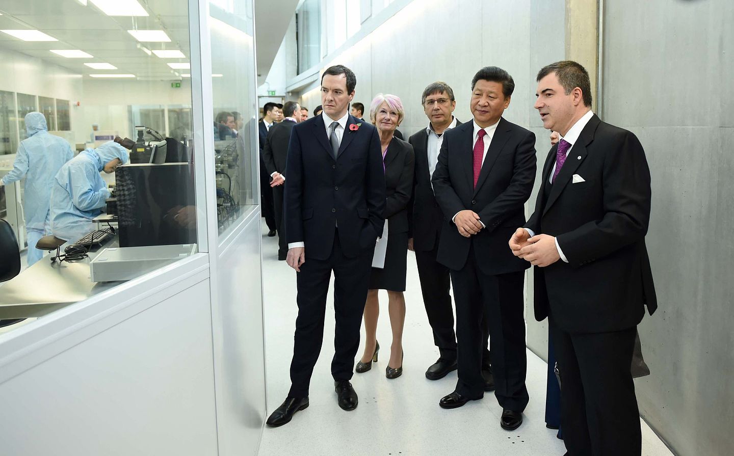 2015年10月23日，习近平在访英期间，参观英国曼彻斯特大学国家石墨烯研究院。（新华社）