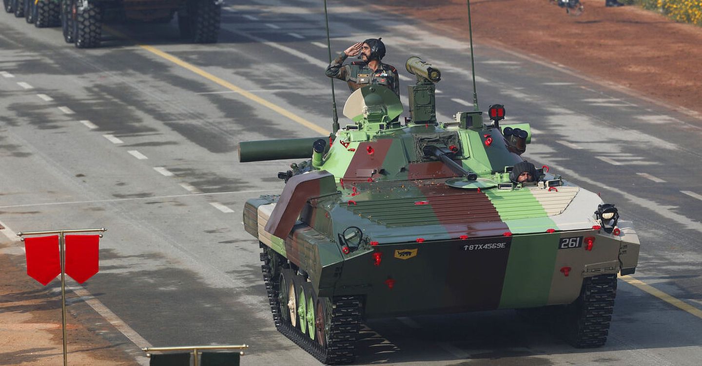 坦克里的印度士兵向总统科温德和总理莫迪致敬。（AP）