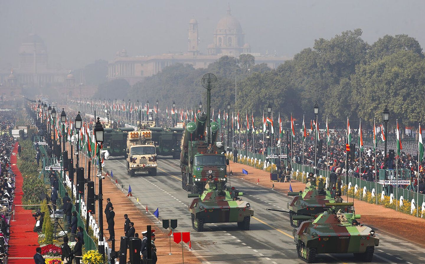 在阅兵式上，印度展示主战坦克，威慑潜在对手。（AP）