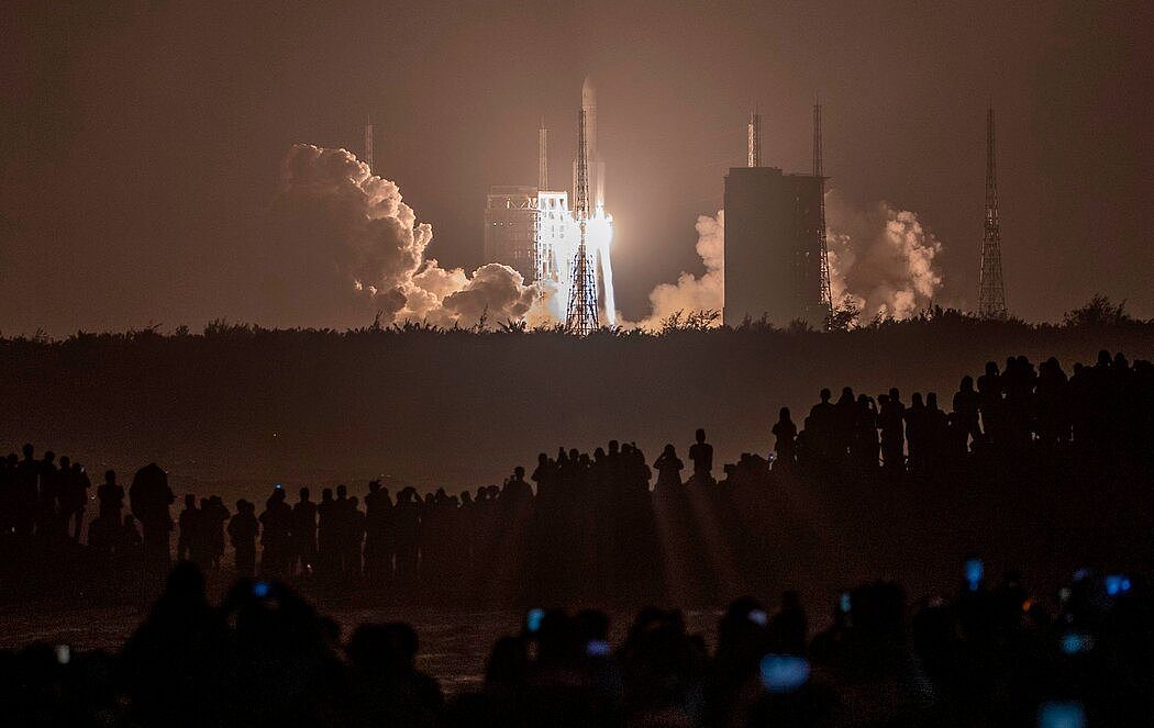 去年，中国成功发射了其最强大的新型火箭长征五号。该飞行器计划将最多6名宇航员送上月球。