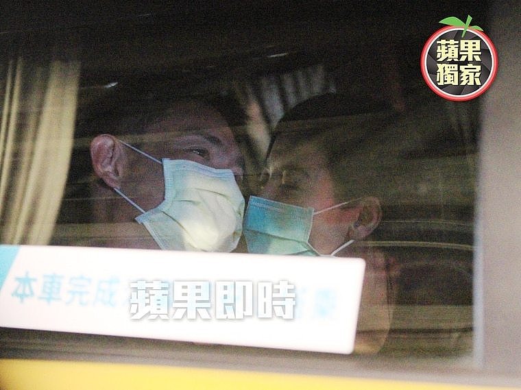 连胜武（左）与骨感妹在计程车内耳鬓厮磨，不时隔着口罩接吻。 特勤中心摄