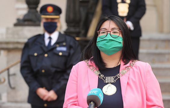 爱尔兰华裔市长被种族歧视者围堵辱骂 3岁女儿也被骂（图） - 2