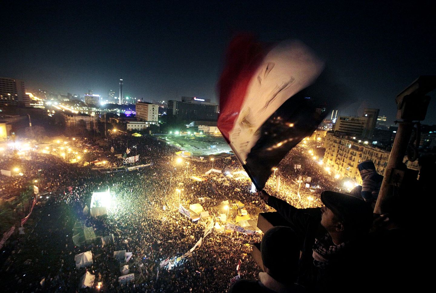 2012年1月25日，埃及民众在开罗广场革命爆发一周年举行盛大的纪念活动。（美联社）