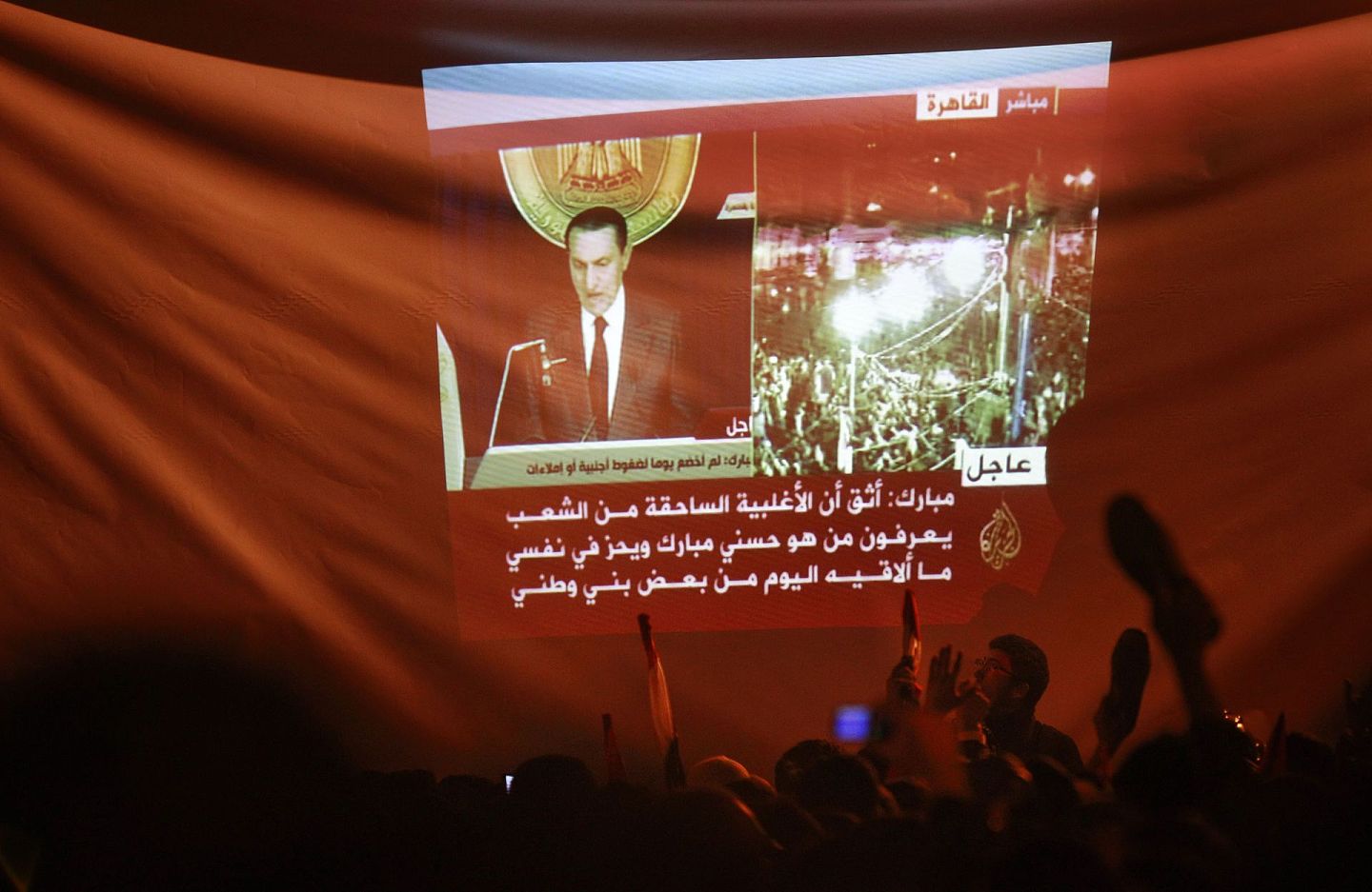 2011年1月25日开始的开罗广场革命，促成半个月后强人领袖穆巴拉克下台。随后穆巴拉克被判入狱，后来获释。最后在2020年2月25日，穆巴拉克因病去世，终年91岁。图为穆巴拉克当年下台前发表电视讲话，收看的示威民众高举鞋子，表示对当权者的不满。（美联社）