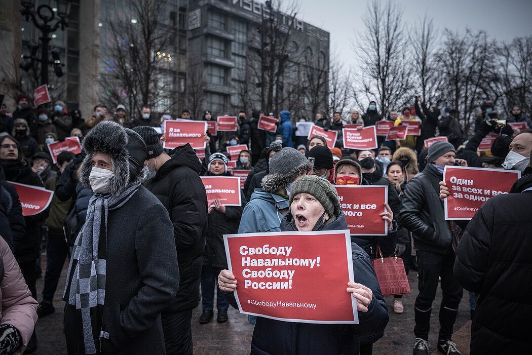 抗议者周六在莫斯科举着“给阿列克谢·纳瓦尔尼自由！给俄罗斯自由！”的横幅，支持被监禁的反对派领袖。经过数年的相对平静后，该国再次躁动不安。