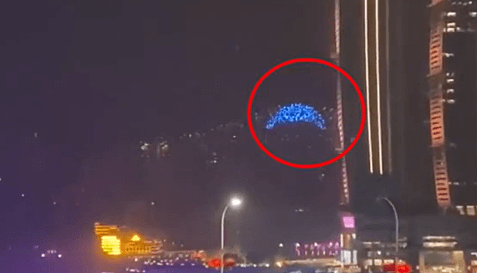 重庆约百架无人机，疑似失控撞向大楼：主机死机了（组图） - 1