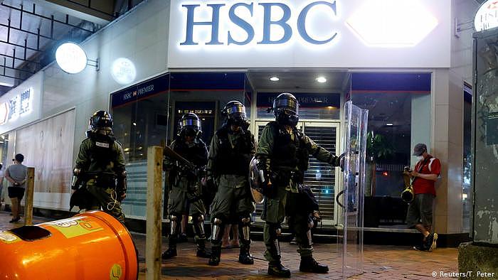 Hongkong Polizisten vor einer Bank