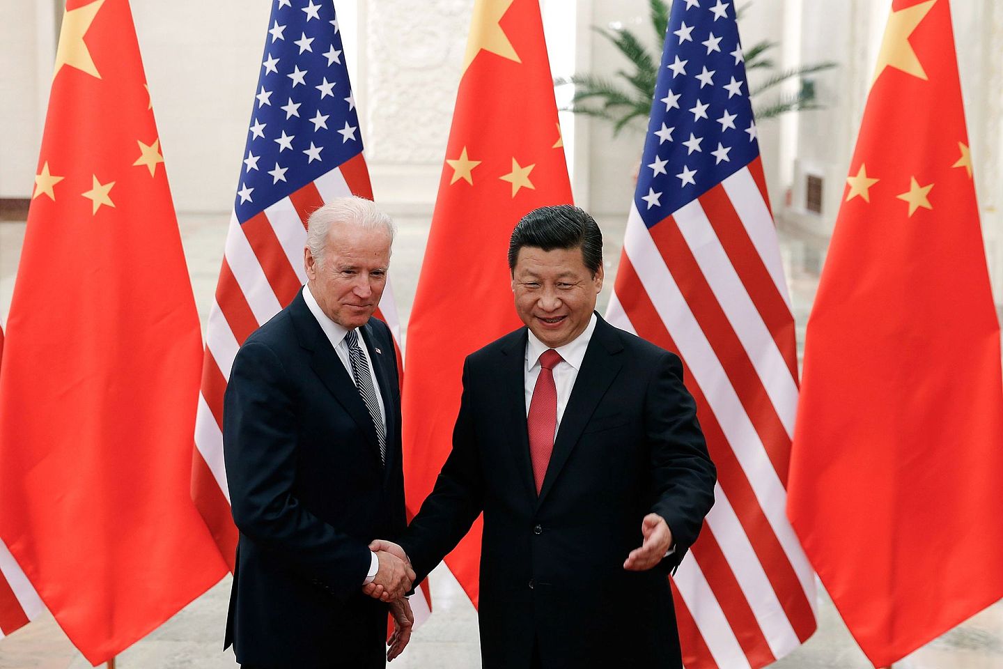 拜登时代的中美关系走向何方，是人们普遍关心的议题。图为2013年12月4日，中国国家主席习近平与当时的美国副总统拜登在北京人民大会堂握手。 (AP)