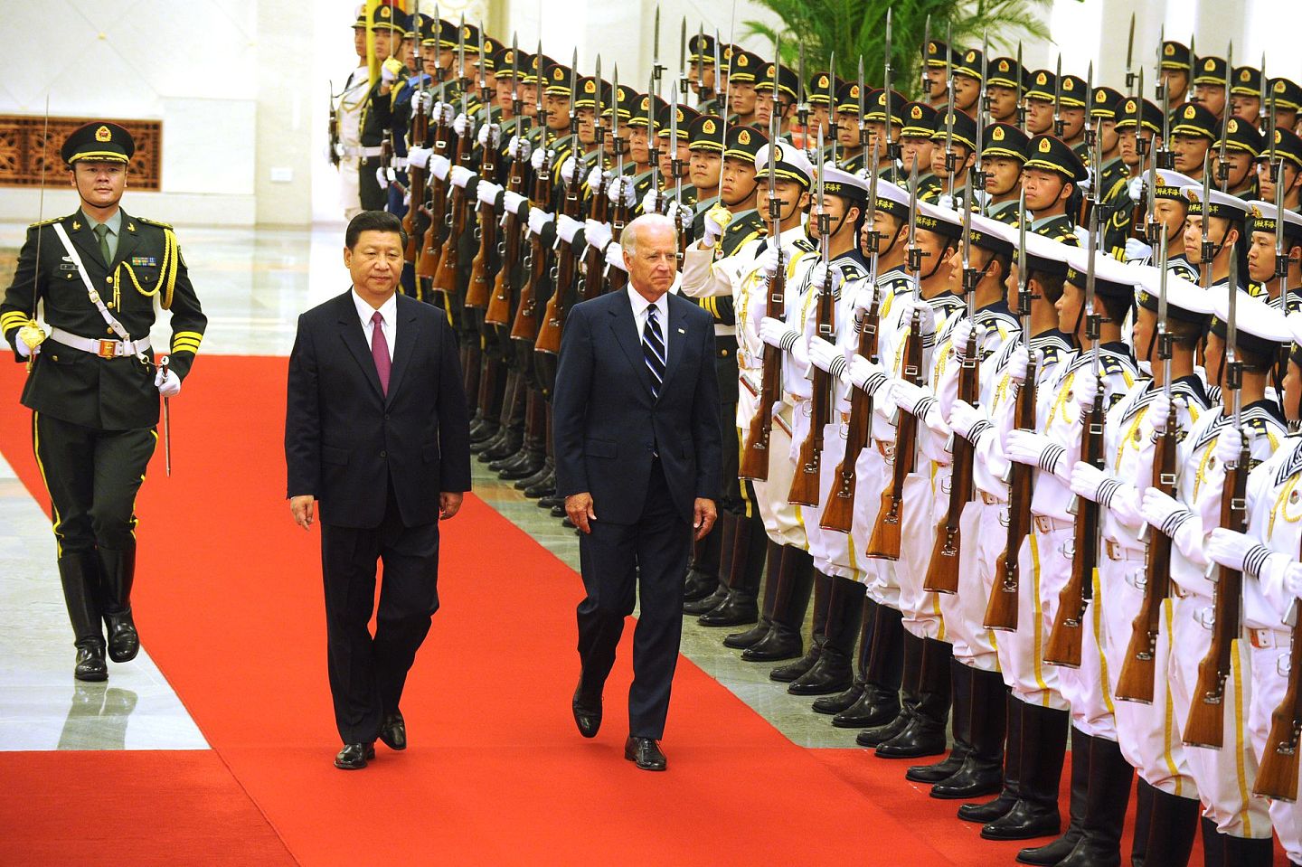 2011年8月18日，时任中国国家副主席习近平欢迎时任美国副总统拜登访华。如今，两位领导人对双边关系的认识也发生了一些变化。（Getty）