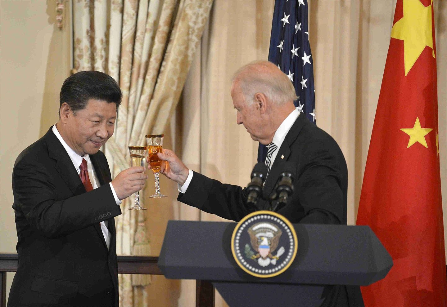 2015年9月25日，时任美国副总统拜登和中国国家主席习近平在美国国务院出席宴会。（Getty）