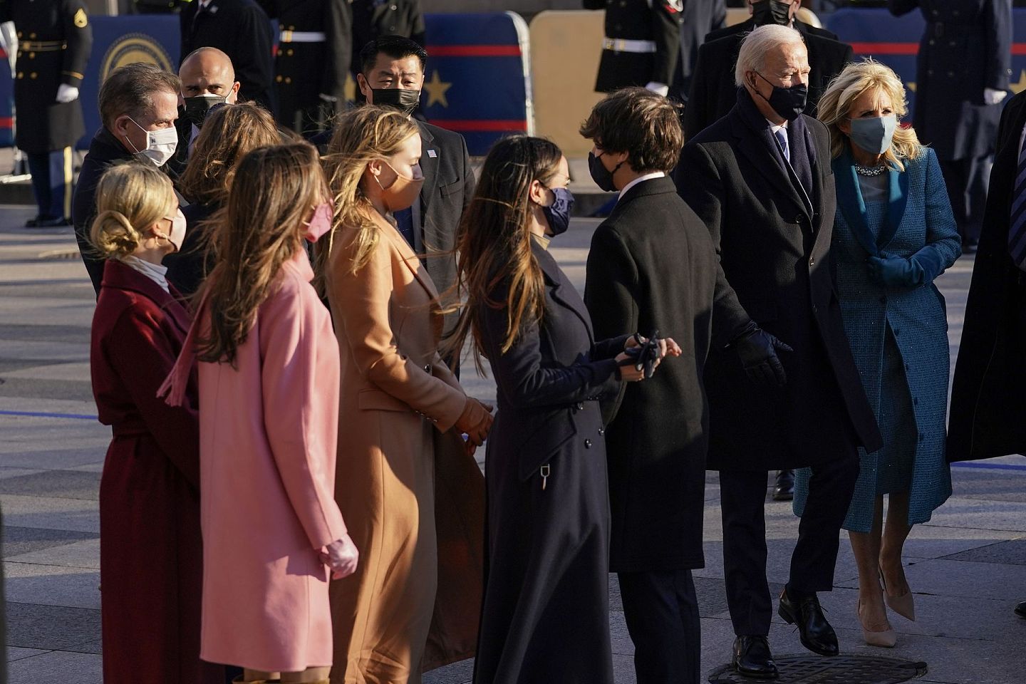 2021年1月20日，华盛顿，美国总统拜登和第一夫人吉尔与家人出席总统就职典礼。 (AP )