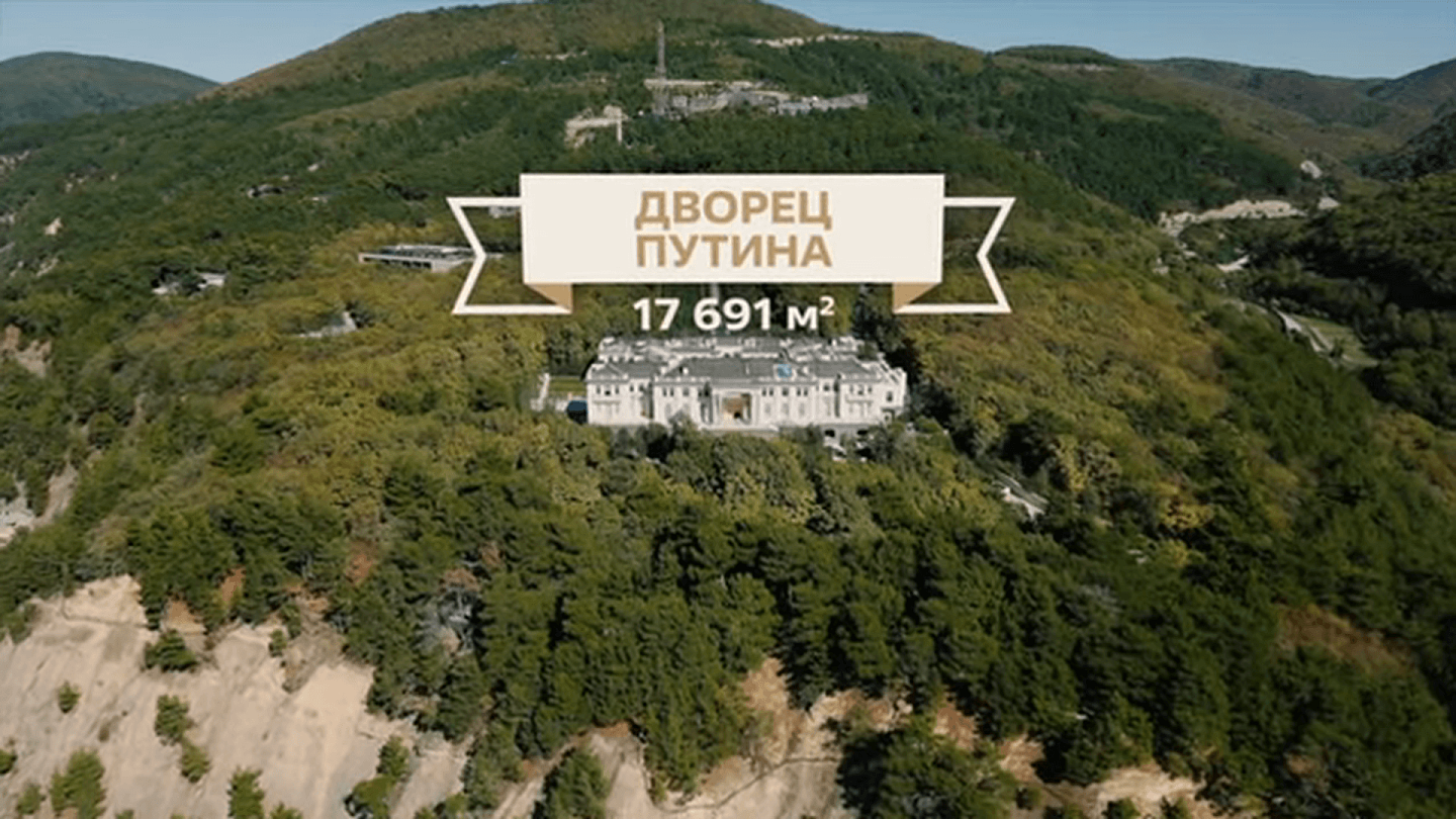 纳瓦尔尼指控总统普京于黑海拥有豪宅，占地约7,800公顷，相当于39个摩纳哥王宫。（纳瓦尔尼发布的影片截图）