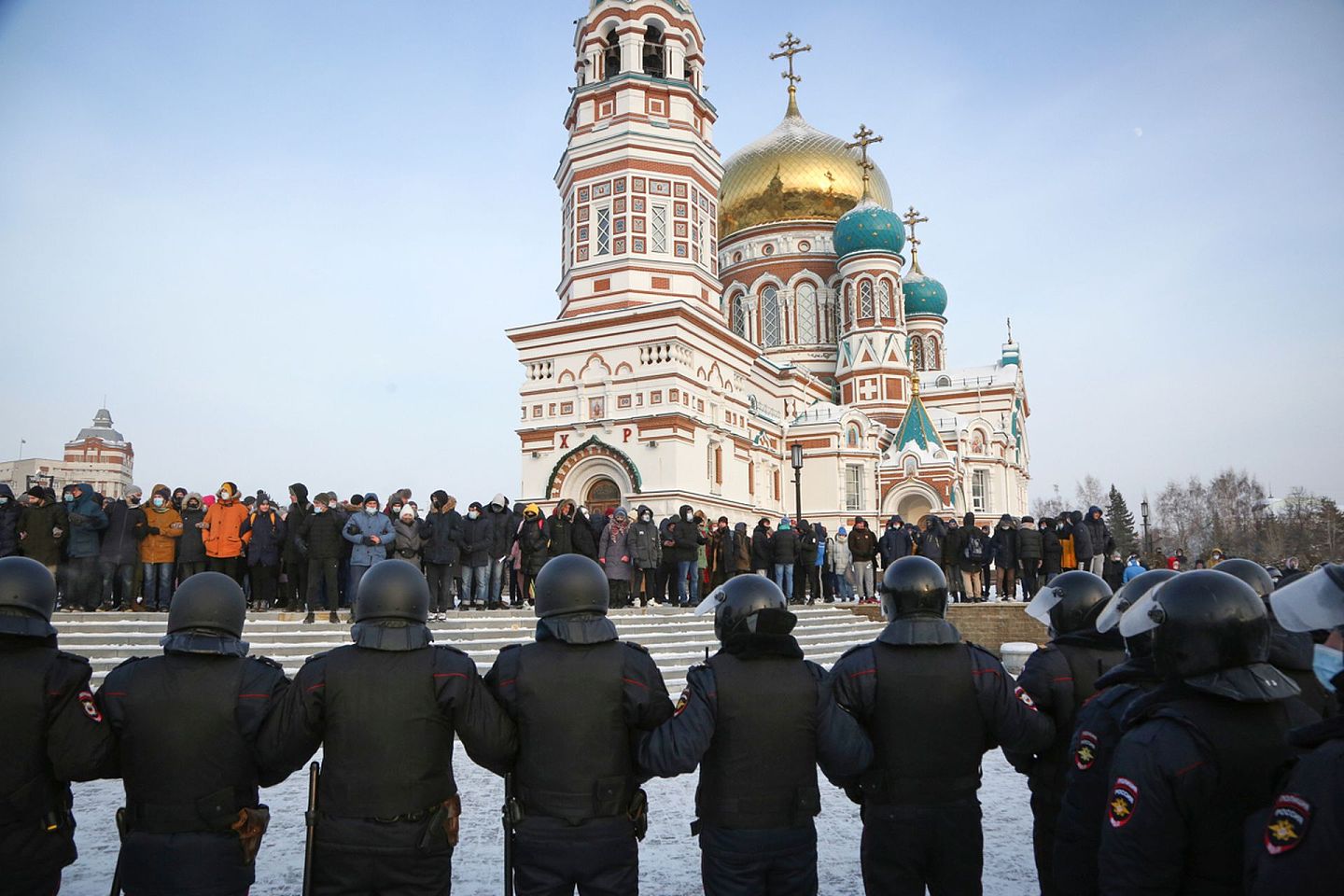 1月23日，俄罗斯鄂木斯克（Omsk），示威者在教堂外与警方对峙。（美联社）