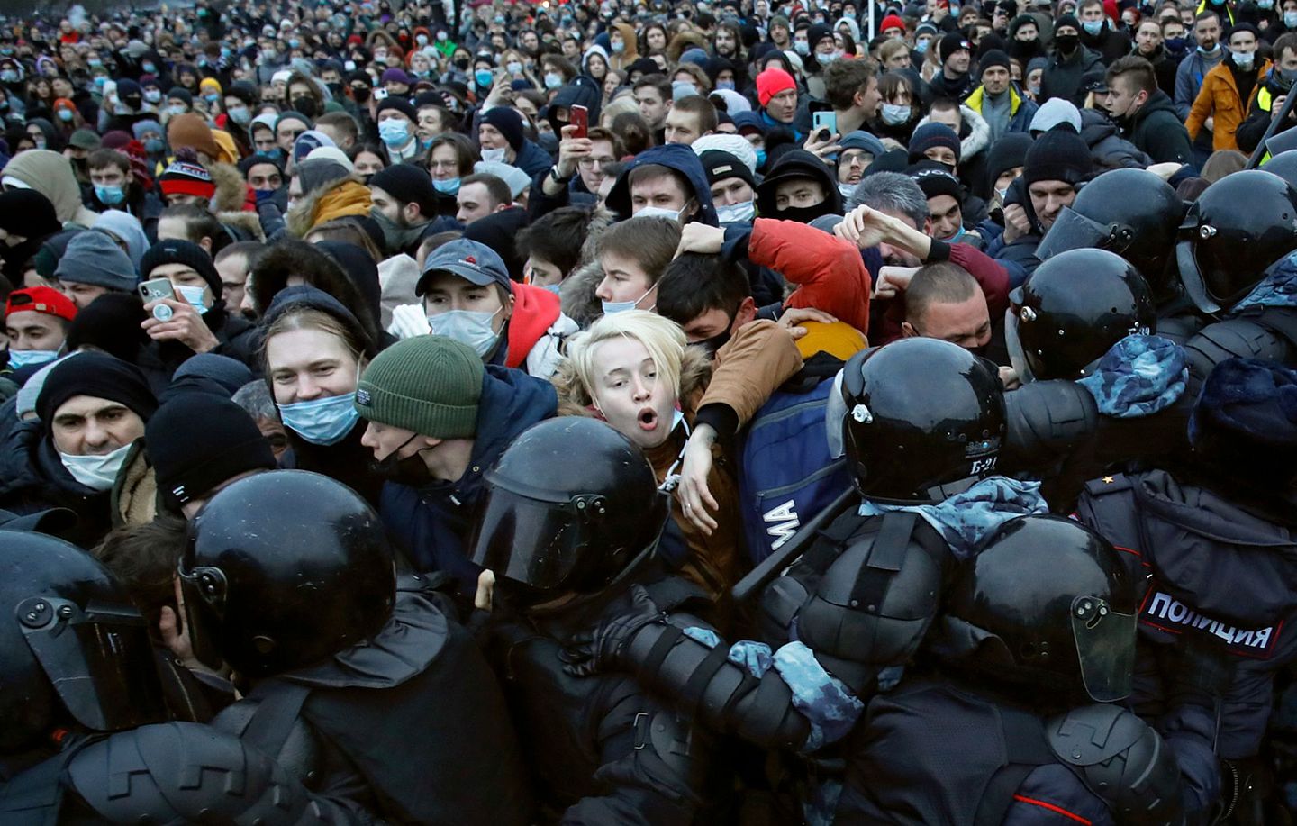 1月23日，俄罗斯圣彼得堡，示威者与警方推撞。（美联社）