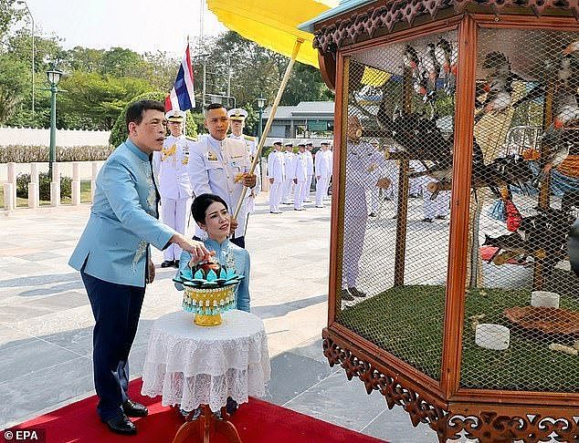 诗妮娜36岁生日当天加冕封后！泰国王室实现东西宫并行（组图） - 7