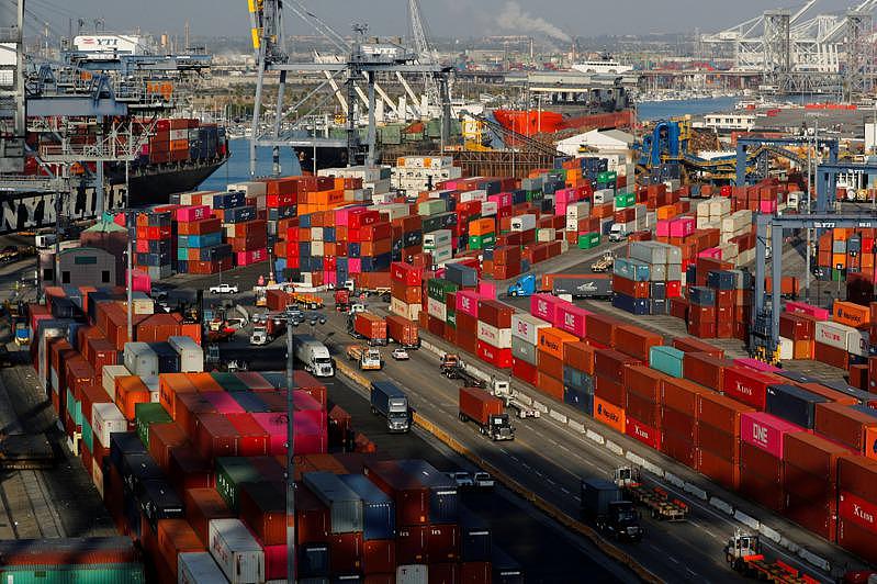美国去年10月和11月，估计多达17.8万个货柜被拒载。 图为加州洛杉矶港。 (路透)