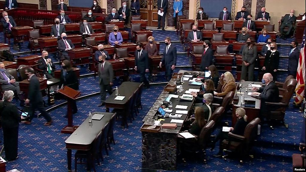 众议院弹劾经理人递交了针对前总统特朗普的弹劾条款后离开参议院。(2021年1月25日)