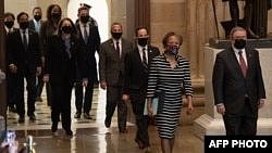 众议院弹劾经理人走过国会大厦圆厅向参议院递交针对前总统特朗普的弹劾条款。(2021年1月26日)
