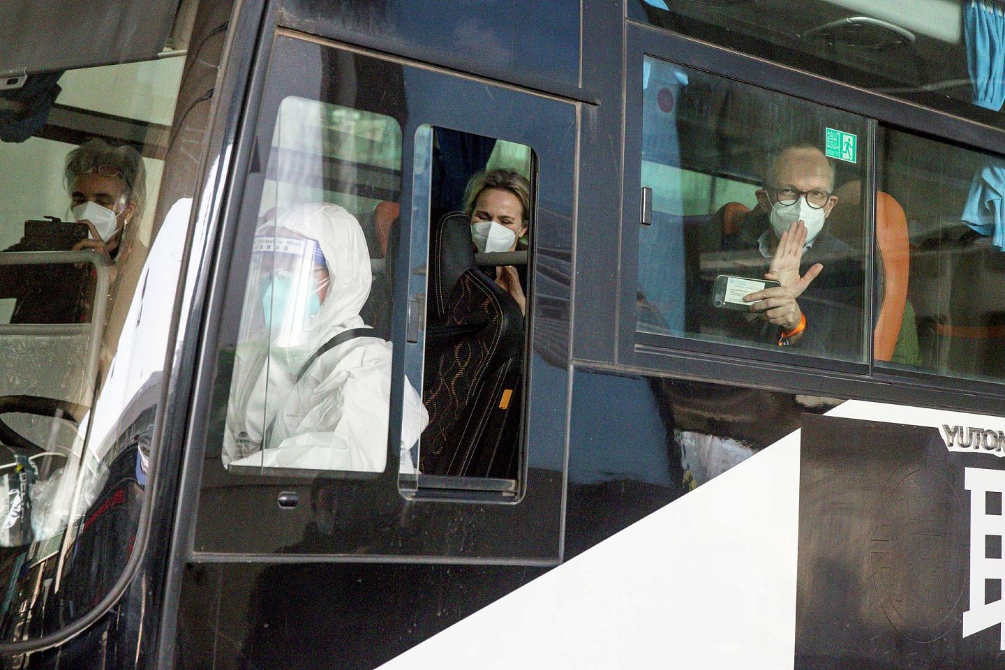 世界卫生组织专家组乘坐大巴，前往隔离点隔离，隔离期为14天。（Reuters）