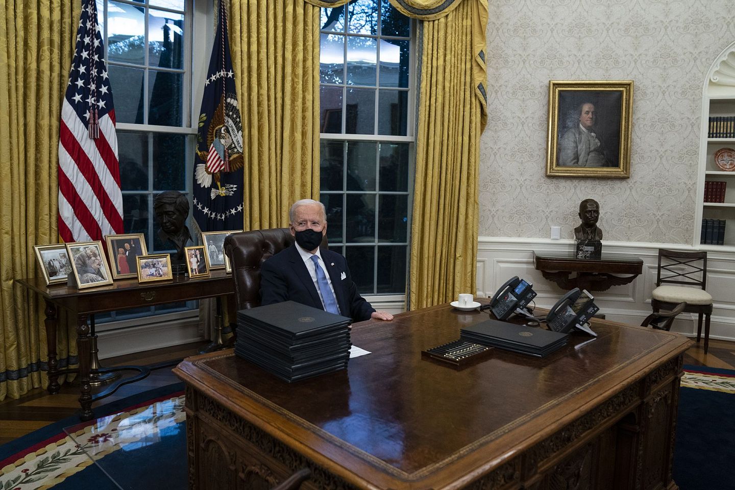 2021年1月21日，拜登宣誓就职后对白宫椭圆形办公室陈设风格进行初步的调整。他外交政策的调整方向也备受外界关注。（AP）