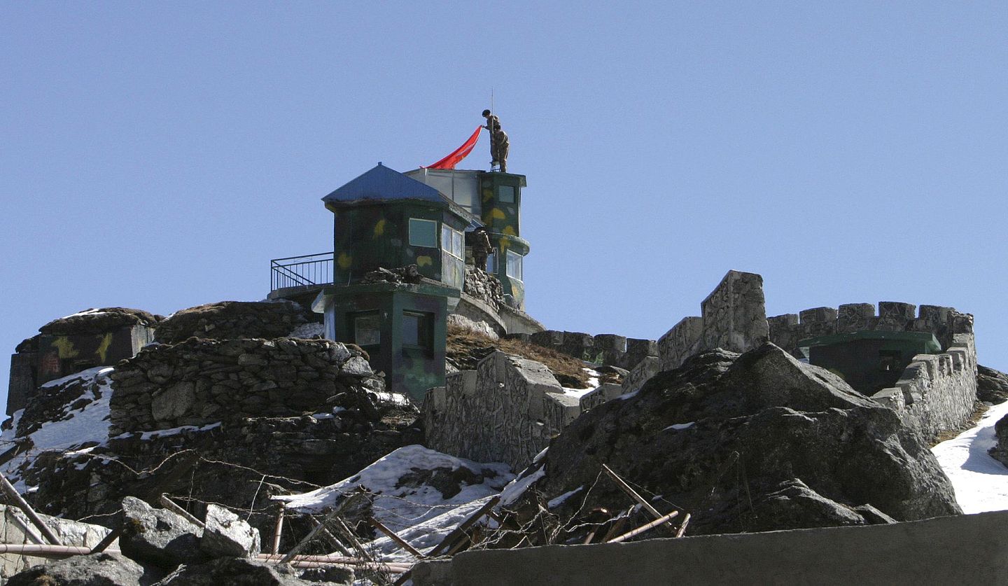 2009年1月17日，中国士兵在他们的哨所上准备升国旗，该哨所位于中印边界锡金地区。（Reuters）