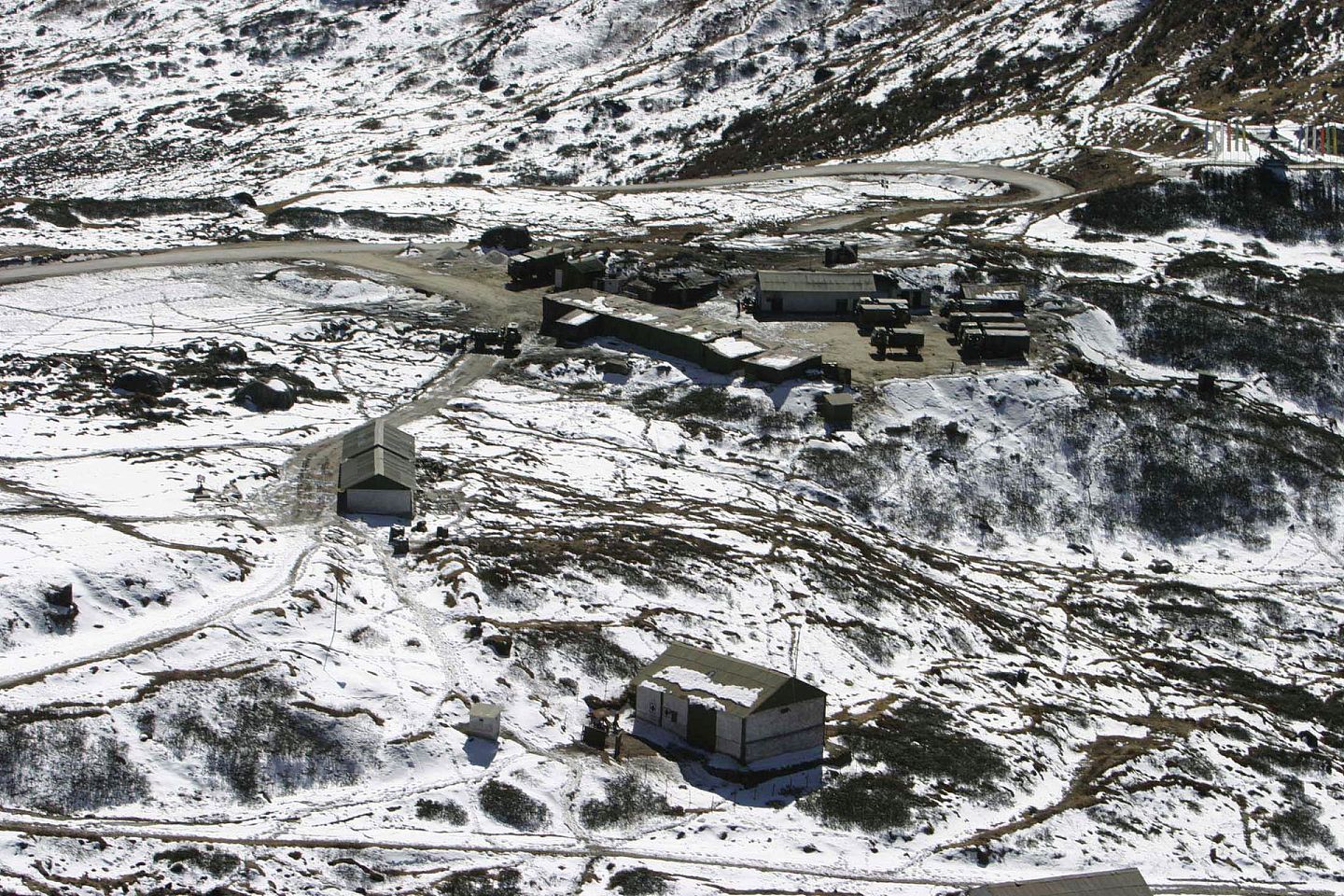 2009年1月17日，位于中印边界锡金地区，一个积雪覆盖的印度军队营地。（Reuters）