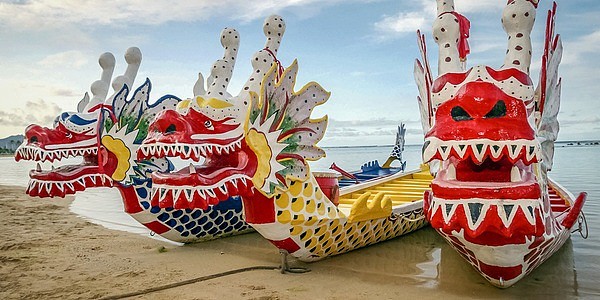 rectangle_Close_up_dragon_boats_colourful.jpg,0