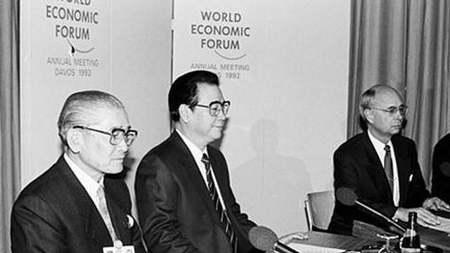 1992年1月30日，正在瑞士访问的中国国务院总理李鹏（左二）出席达沃斯论坛年会开幕式。