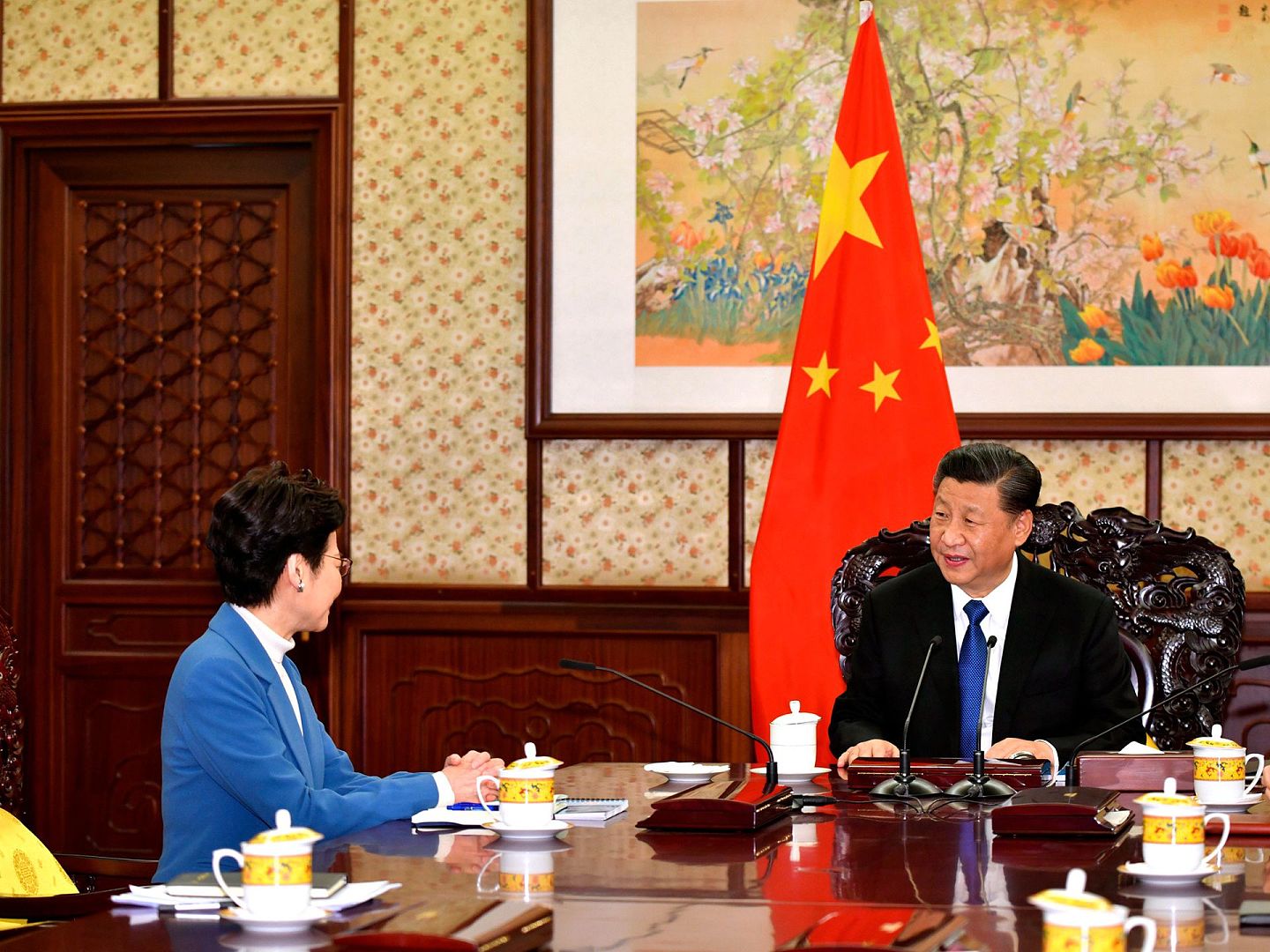 2019年12月16日，习近平在中南海会晤到北京述职的林郑月娥。（AP）