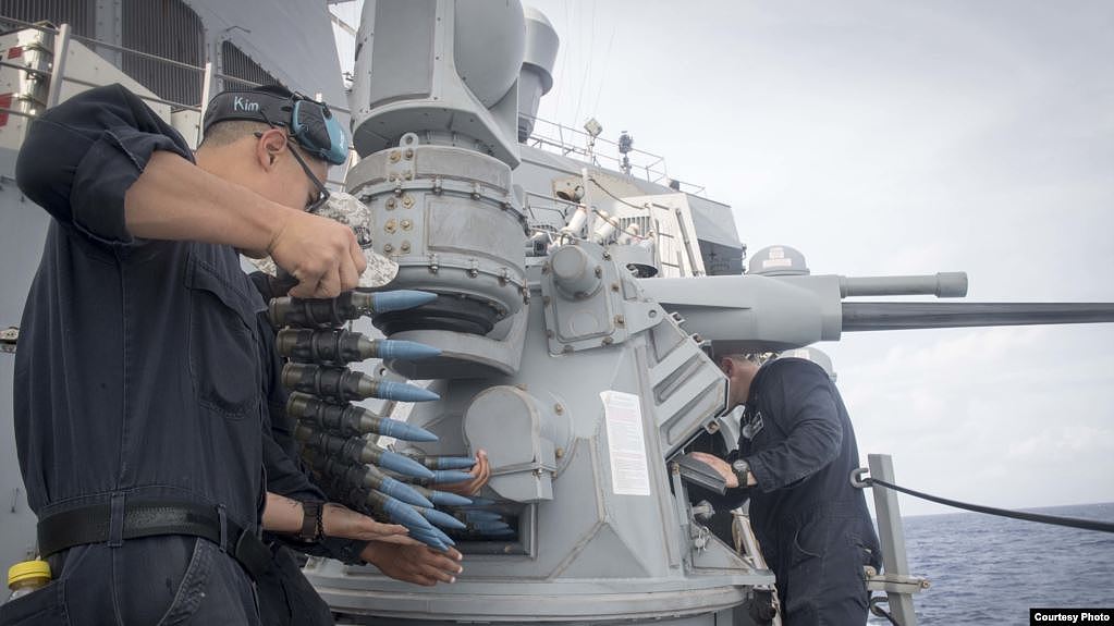 美国海军2017年4月5日在南中国海准备实弹操练（美国海军照片）