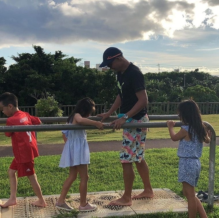 2019年暑假全家人到冲绳玩，连胜武和儿女合照。 翻摄路永佳IG