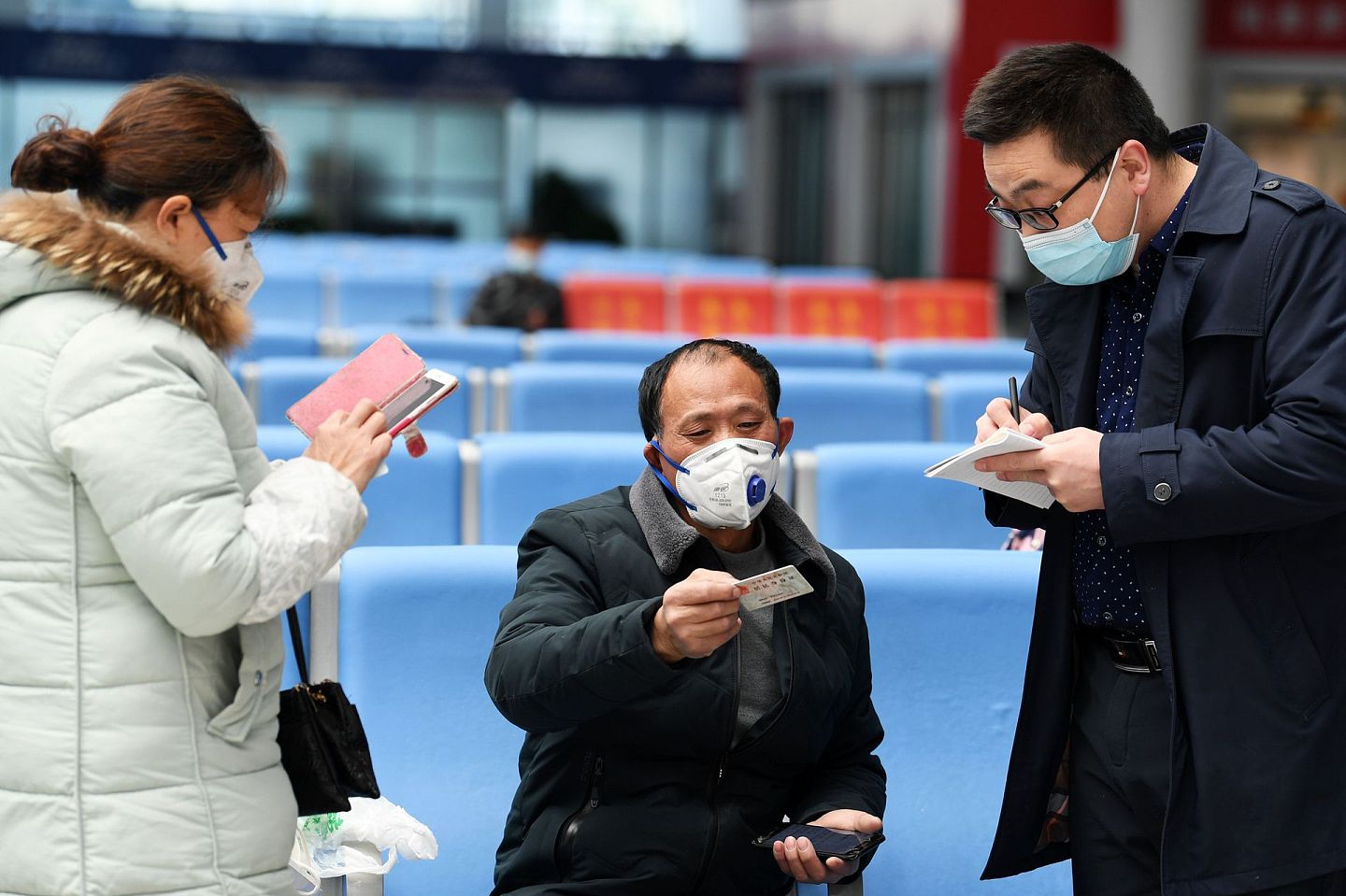 中国春运开启，因疫情影响，各地对返乡人员严加防控。（新华社）