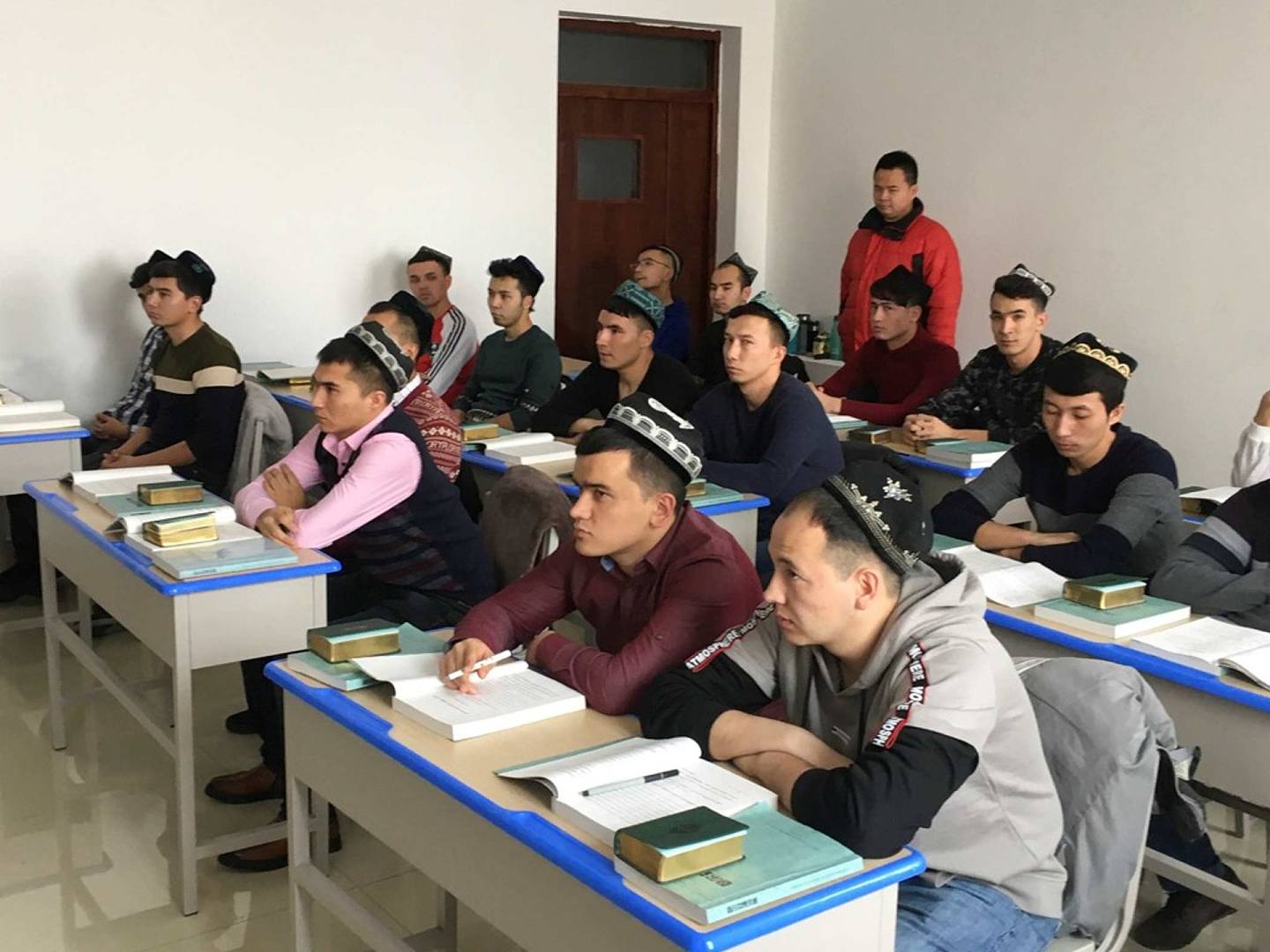 路透社记者拍摄新疆喀什一所职业教育培训中心课堂画面。（Reuters）