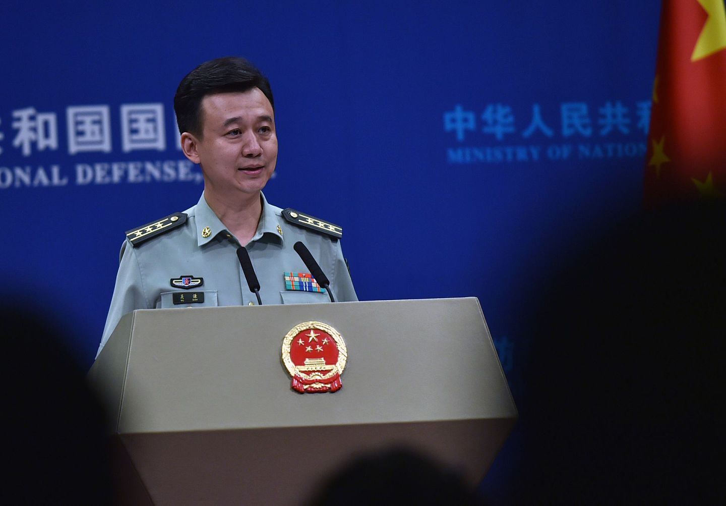 谈及中美关系，中国国防部新闻发言人吴谦强硬表态。（VCG）