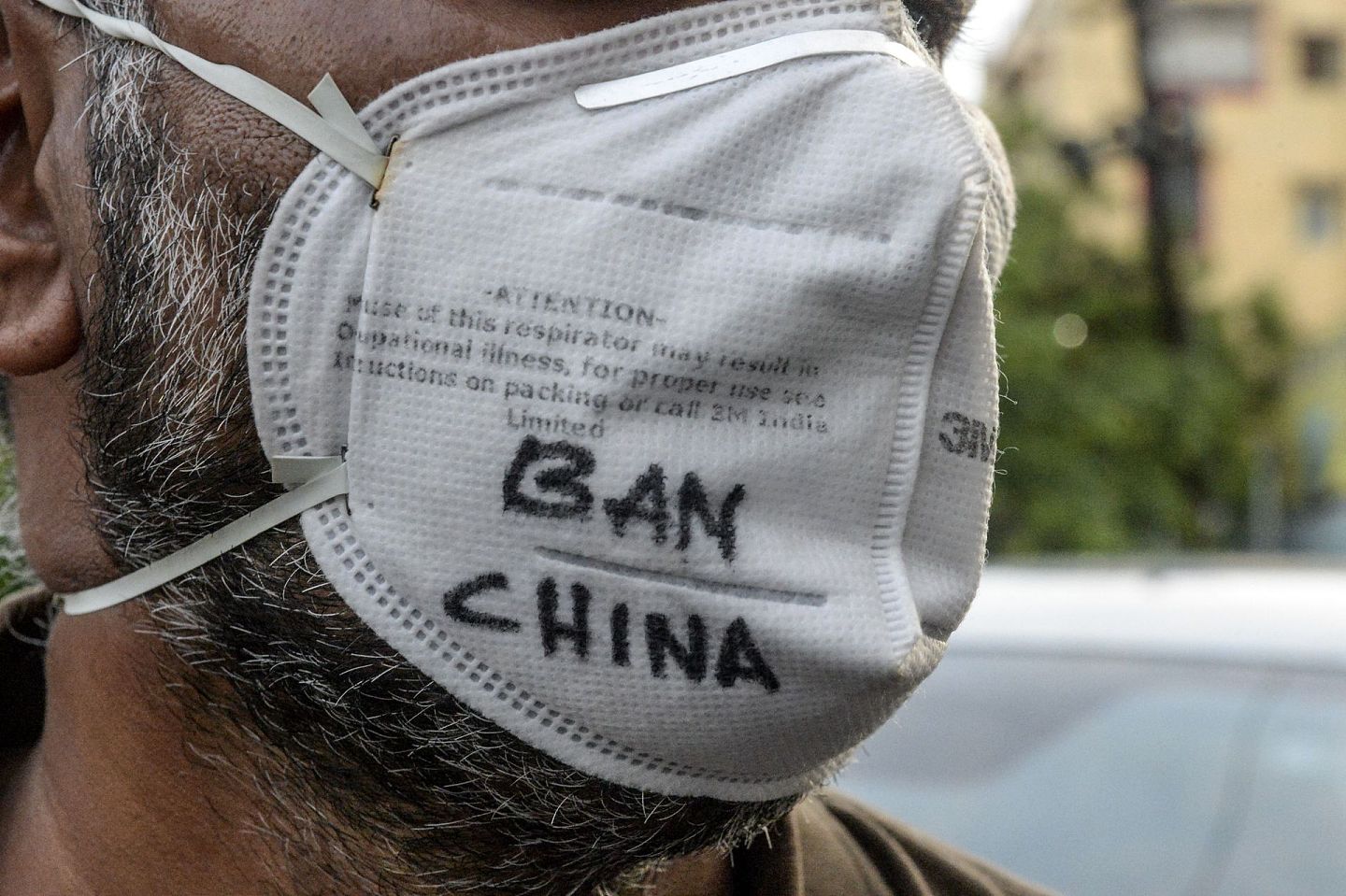 因为中印在边境发生冲突，中国企业和产品在印度多地遭遇抵制。图为2020年6月17日，印度海得拉巴城市青年组织的一名成员戴着一个写着“抵制中国”的口罩。（Getty）