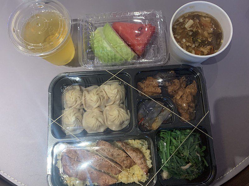 有网友也PO出自己在台北隔离吃的餐点，看起来很豪华，甚至到了双主菜的等级，有排骨炒饭外又有汤包，还有附上汤、水果、饮品。 图／PTT