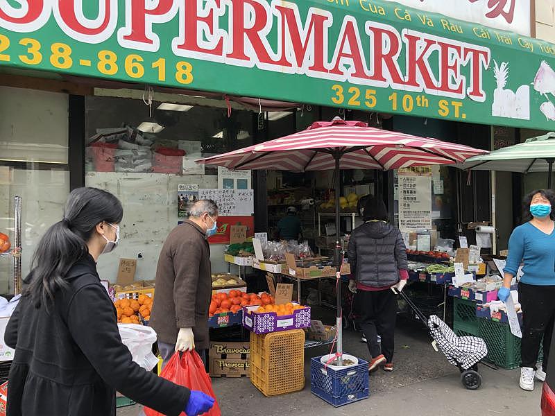 屋仑华埠10街一超市门口发生抢劫，但华人见义勇为赶走劫匪。 （记者刘先进／摄影）