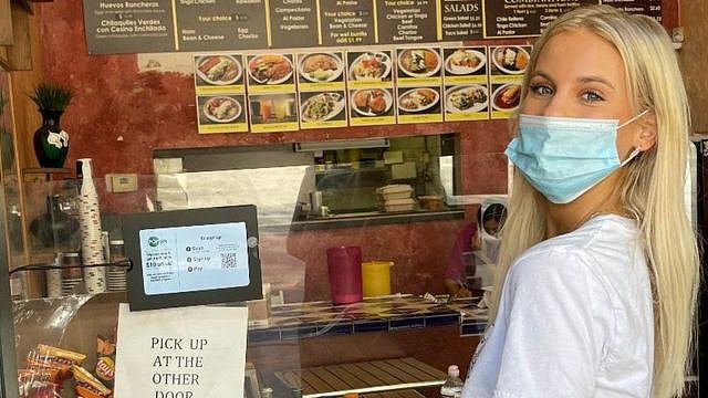 斯图尔特在这家墨西哥餐馆刷脸支付购买三明治（Credit: Sara Stewart）