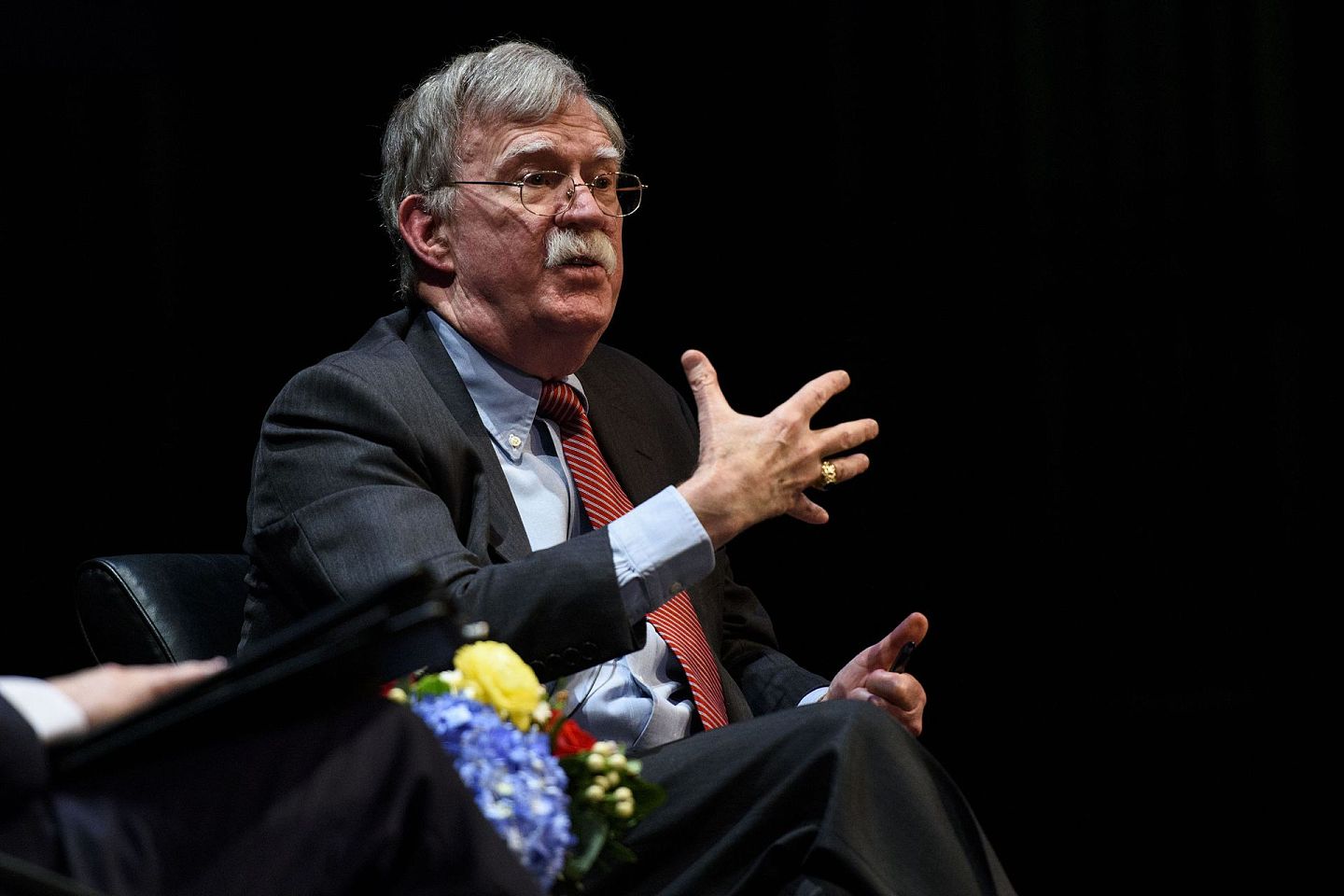 博尔顿（ John Bolton）曾任特朗普政府白宫国安顾问，曾批评中国通过“一带一路”进行全球经济扩张，并支持台湾自决。图为2020年2月17日，博尔顿在北卡罗来纳州杜克大学发表演讲。（Getty）