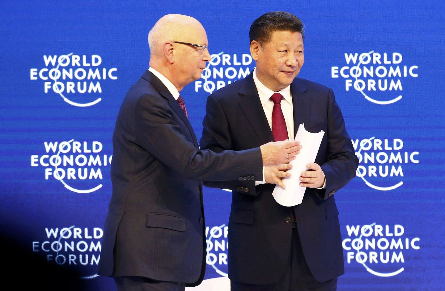 2017年1月17日，中国国家主席习近平（右）出席世界经济论坛2017年年会开幕式，并发表题为《共担时代责任共促全球发展》的主旨演讲，在讲话中强调经济全球化的重要性。（Reuters）