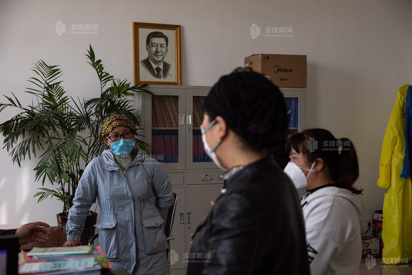 闽宁镇福宁村村委会，疫情期间的社区工作人员。（多维新闻）