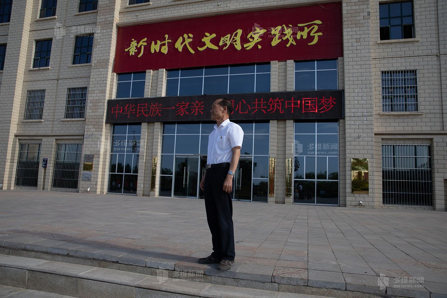 闽宁镇福宁村党支部书记谢兴昌，他是搬迁到这里的第一批移民。（多维新闻）