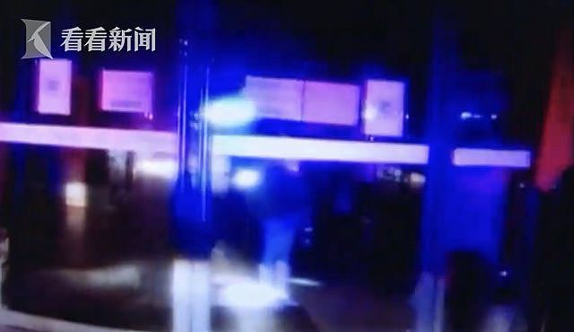 电影院里独自看完午夜场 女子颤音报警：我出不去了（组图） - 1