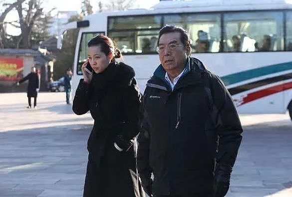 82岁李双江行动迟缓，却捞金走穴一刻不敢停，55岁爱妻梦鸽春光满面对比鲜明（组图） - 27