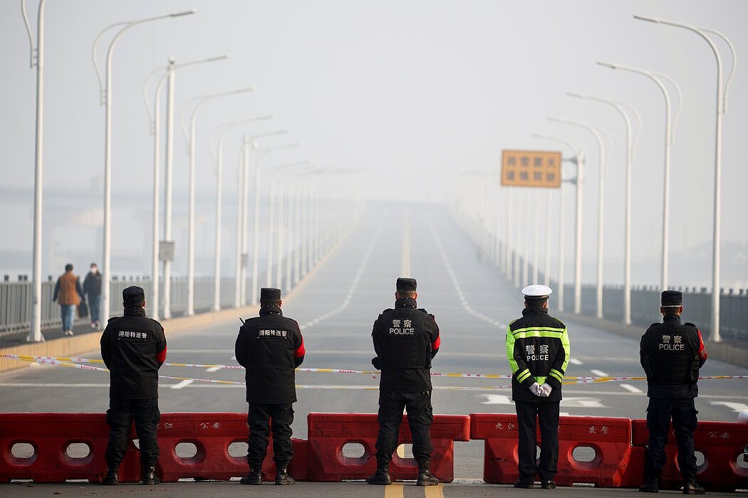 去年1月江西省九江市一个检查站的警察。