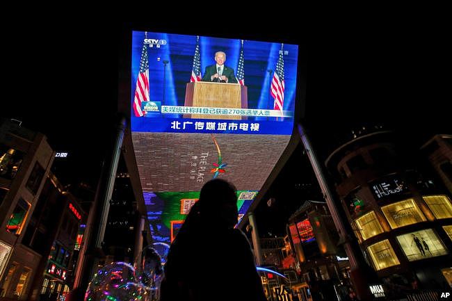 北京一座商场旁的电视屏幕正在播放美国当选总统拜登的讲话画面。（2021年1月8日）