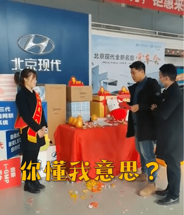 中国男子购车后4S店送“金蛋”，砸开一看又惊又喜：奖励女朋友一个（组图） - 5