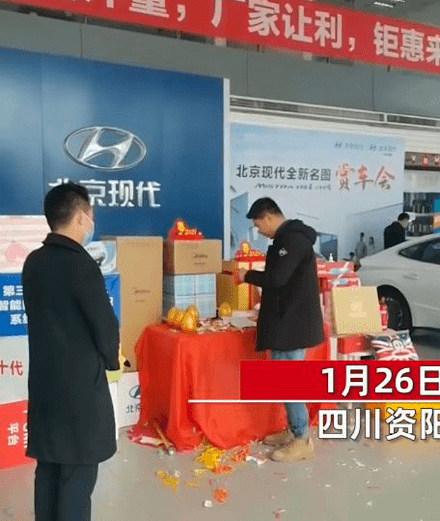 中国男子购车后4S店送“金蛋”，砸开一看又惊又喜：奖励女朋友一个（组图） - 2